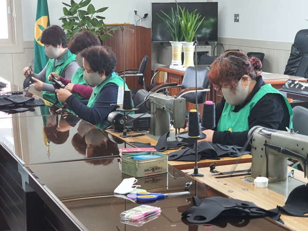 청양군새마을부녀회 어린이용 면마스크 제작 모습