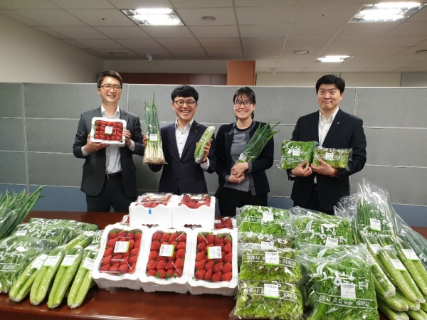 충청심사센터 직원들이 세종싱싱장터에서 지역농산물 팔아주기에 동참했다