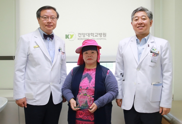 건양대병원 헌혈증 기증자에 감사패/ 왼쪽부터 건양대병원 최원준 의료원장, 김수옥 씨, 외과 최인석 교수