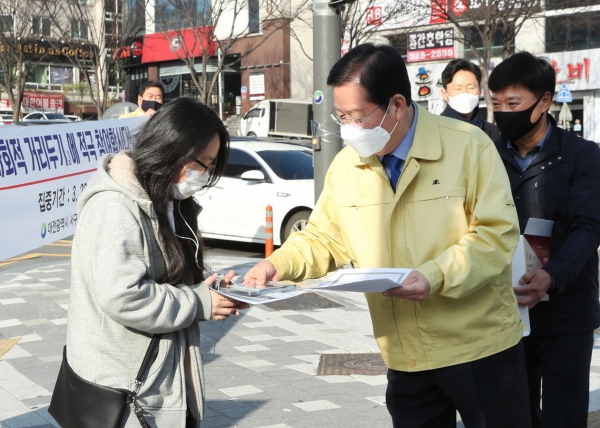 31일 큰마을네거리에서 장종태 서구청과 서구청 직원들이 코로나19 감염예방 및 지역확산 방지를 위한 ‘사회적 거리두기’ 강화 홍보 릴레이 캠페인을 하고있다