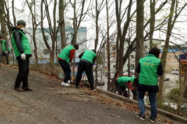 지난 28일 궁동 장현근린공원에서 온천2동 새마을지도자협의회 회원들이 무궁화를 식재하고 있다