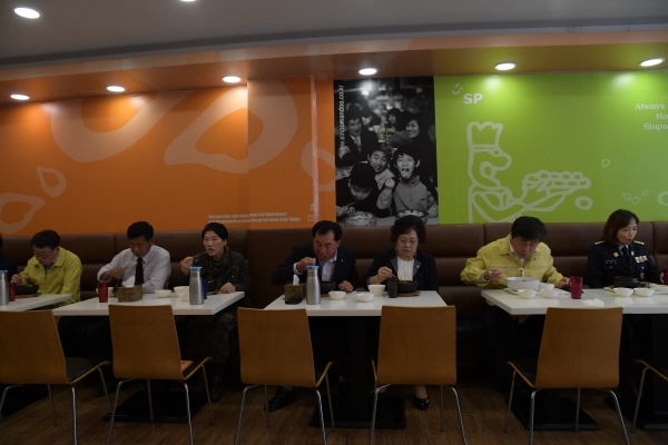 피해시설 방문 점심식사 모습