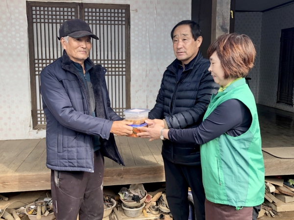 태안읍 송암1리 부녀회 반찬봉사 모습