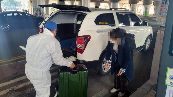 천안시가 코로나19 확산 방지를 위해 KTX천안아산역에 하차하는 해외입국자에 대해 자택까지 이동할 수 있는 교통수단을 지원한다. 해외입국자가 천안시 지원 콜밴에 탑승하고 있다.