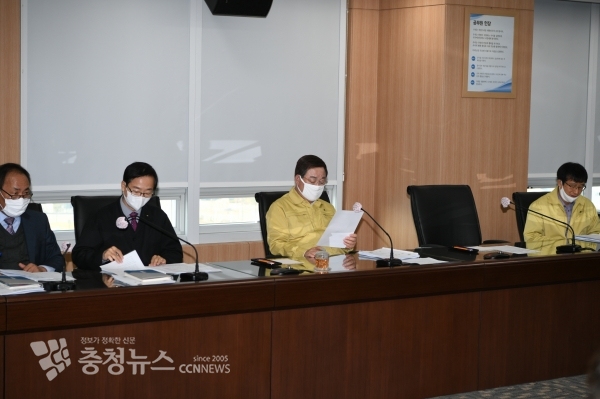 황선봉 군수가 지역경제 활성화 방안에 대해 회의를 진행하는 모습