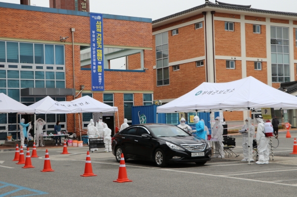 부여군 보건소 드라이브 스루 검사 장면