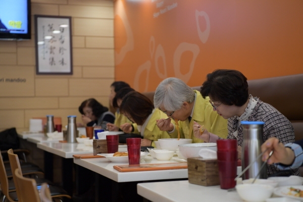 유병훈 부시장과 보건소 직원들이 확진자가 방문한 업소를 찾아 점심식사 모습