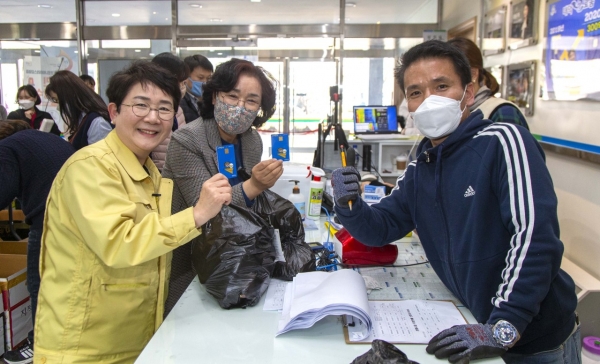박정현 대덕구청장이 지난달 열린 비대면 전통시장 상품 공동구매 장터에서 공무원들과 함께 장을 봤다.
