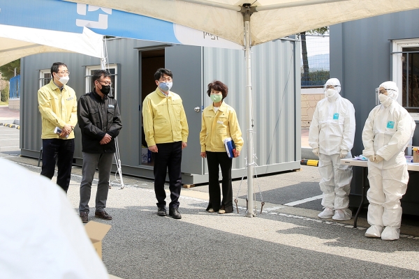맹정호 서산시장이 1일 종합운동장에 설치된 드라이브 스루 진료소를 찾아 근무자들을 격려하고 진행상황을 점검하고 있다.