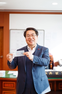 오세현 아산시장이 아산사랑상품권 홍보를 하고 있다.