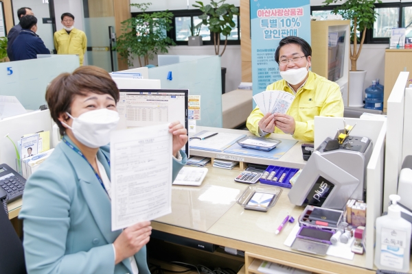 오세현 아산시장이 아산사랑상품권 홍보를 하고 있다.