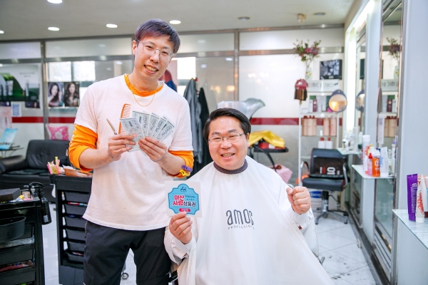 오세현 아산시장이 아산사랑상품권 홍보를 하고 있다.