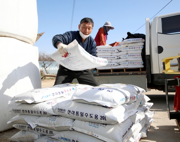 태안읍 한 농가에 육묘용 상토를 지원하고 있는 모습.