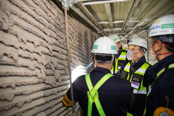 김병숙 사장이 계획예방정비공사가 진행되고 있는 태안발전소에서 현장 안전점검을 시행하고 있다,