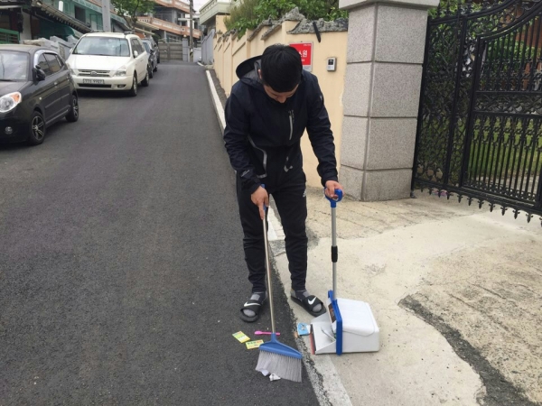 내집 내상가 앞 청소하기 운동 모습