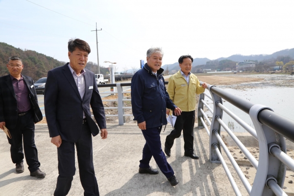 문정우 금산군수 봉황천 꽃단지 조성 현장 방문 모습