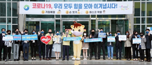 지난달 24일부터 31일까지 서구청 전 직원을 대상으로 한 ‘행복동행 행복마스크’ 캠페인이 총 26개 부서와 23개동 직원들의 적극적인 참여 속에 마무리했다