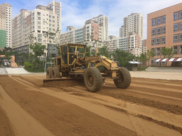 학교 마사토 운동장 정비 모습