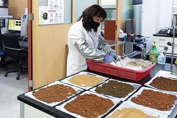서산시 농업기술센터 관계자가 토양을 분석하고 있다.