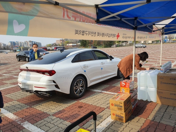 천안삼거리공원에 마련된 자동차 이동형 기부 부스 운영 모습