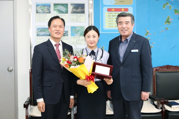 모범시민 표창(왼쪽부터 구자홍 대천신협이사장, 유수현 씨, 김동일 보령시장)