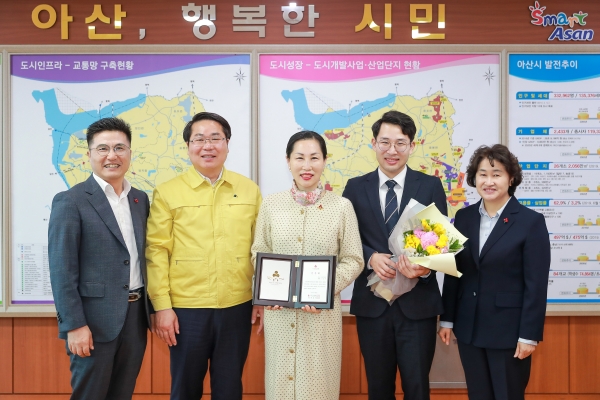 좌부터 아산 아너1호 강준구 대표, 오세현 아산시장, 아산 아너8호 고삼숙 대표, 고삼숙 대표의 아들 김연광, 충남사회복지공동모금회 박은희 사무처장