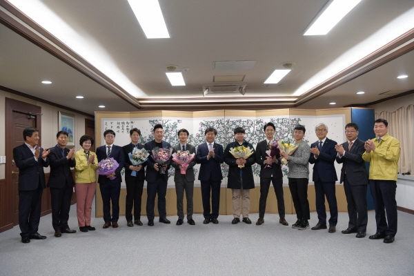 코로나19로 ‘고군분투’ 공중보건의사에 공적패 수여