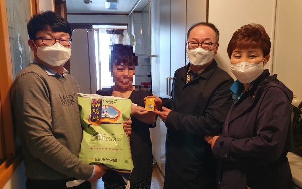 지난 3일 왼쪽부터 대화동 바르게살기운동 김병관 위원장(첫 번째), 대화동 주민자치위원회 윤종운 위원장(두 번째), 대화동 새마을부녀회 강영분 회장(세 번째)가 대화동 위기가정에 대덕e로움 카드와 구호물품을 전달하고 있다.