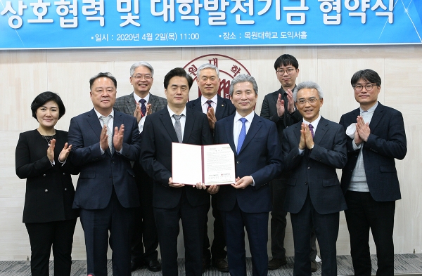 권혁대 총장(협약서 기준 오른쪽)과 홍성호 대표원장(협약서 기준 왼쪽)을 비롯한 양 기관 관계자들이 기념촬영을 하고 있다.