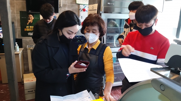 아산사랑상품권 가맹점 모집 서포터즈들이 모바일 아산사랑상품권을 설명하고 있다.