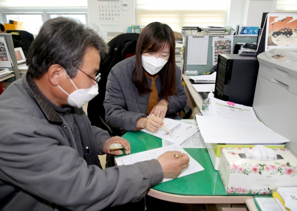 태안읍행정복지센터에서 농어민수당을 신청하고 있는 농어민 모습.