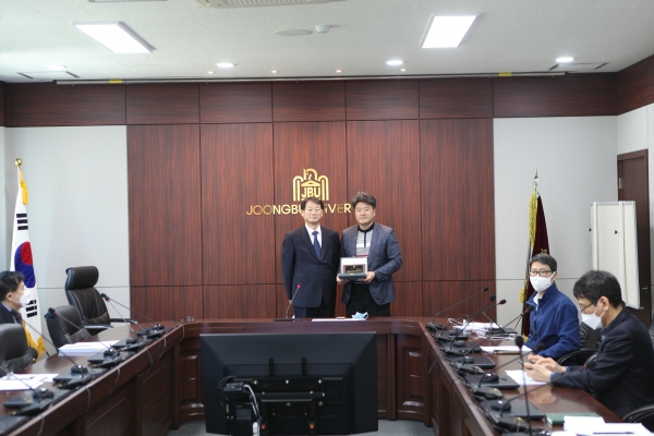 전국대학노동조합 중부대학교지부(지부장 최기우)에 기부감사패 수여식 진행