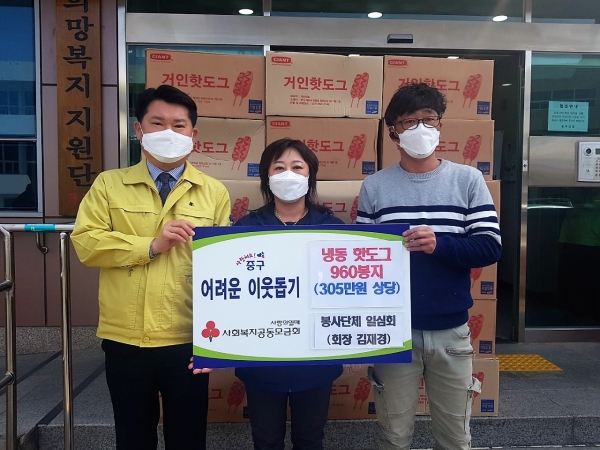 6일, 안용호 복지경제국장(왼쪽)과 김재경 회장(가운데), 조성열 대표(오른쪽)가 냉동핫도그 4,800개 전달식을 가졌다.