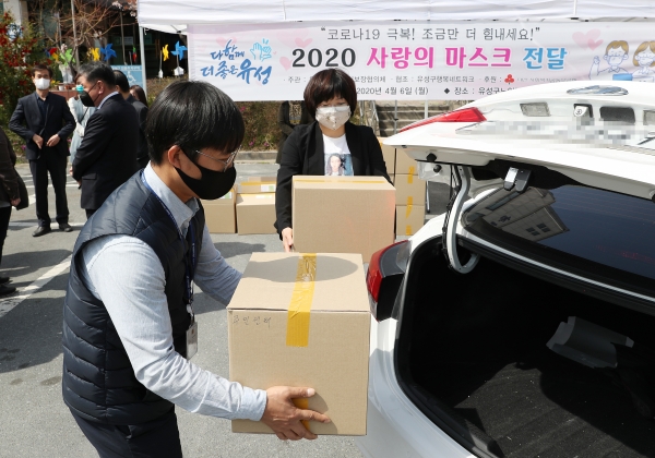 6일 유성구노인복지관에서 행사 관계자들이 사회복지시설 등에 보낼 면 마스크를 차량에 싣고 있다