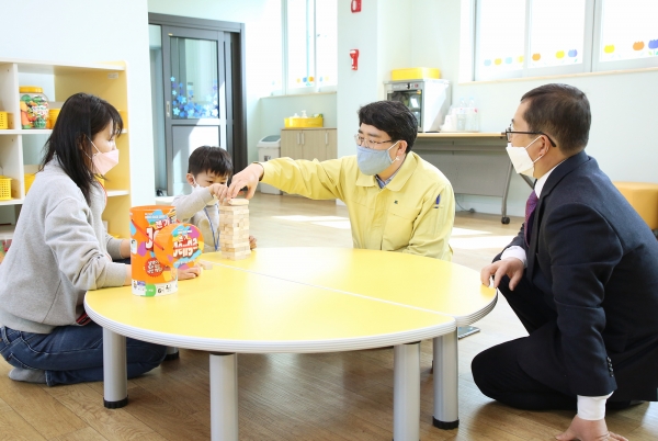 맹정호 서산시장이 6일 긴급돌봄 운영시설을 방문해 운영 현황을 점검하고 있다.