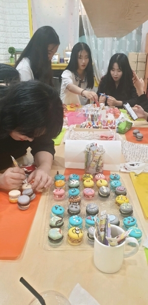 5월부터 중1 자유학년제 ‘꿈이룸 진로체험’ /청소년들이 제빵사 체험을 하고 있다