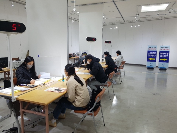 긴급생활안정자금 첫날 접수 장면