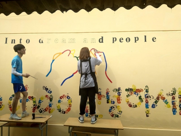 지난 2019년도 천안시태조산청소년수련관 해외봉사단 5기 단원이 베트남 타이응우옌성 딴따이 초등학교에서 노력봉사 활동을 하고 있다.