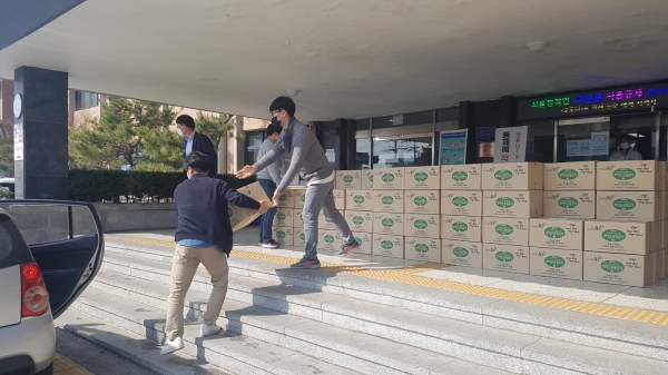 친환경 농산물 꾸러미 지원 장면