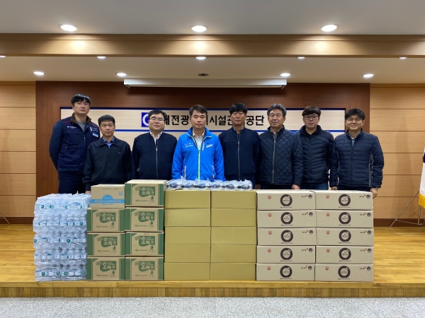 대전광역시시설관리공단노동조합(대표노조)과 대전시설공단노동조합이 7일 충남대병원 선별진료소에 빵 500개와 손소독제, 보안경 각 150개 등을 기부했다.