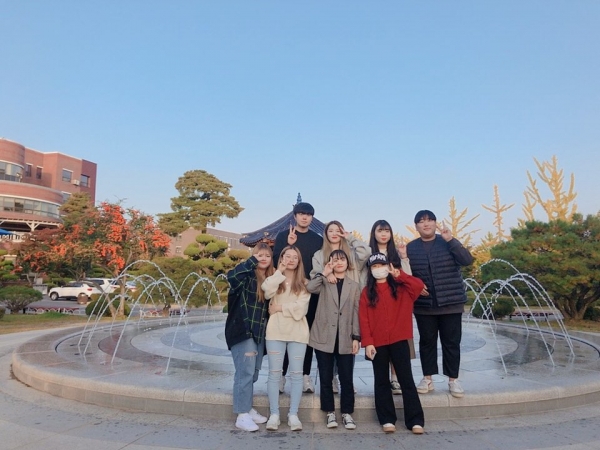 등교하지 못하는 장애학생들을 위해 학습지를 제작한 건양대 초등특수교육과 2학년 학생들의 모습.