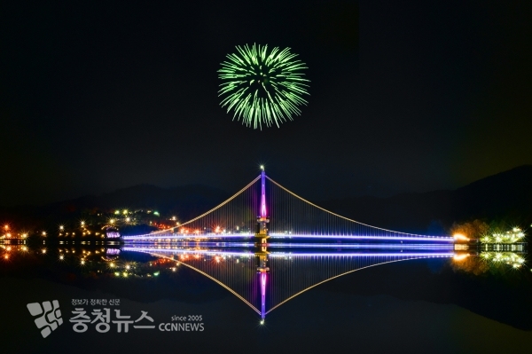 예당호 출렁다리 야경