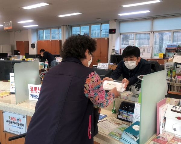 서천군 지역 내 60세 이상 2만 3740명을 대상으로 1인당 10개의 마스크를 지원한다.
