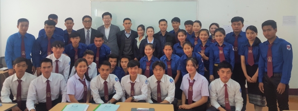 지난해 라오스 최초로 설립된 수파누봉대학 재료공학과에서 입학한 학생들 모습.