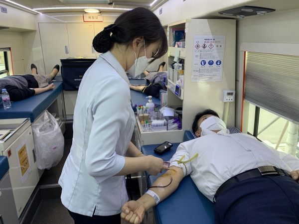 길정섭 충남농협본부장과 류병관 농협노조충남위원장이 직원들과 함께 코로나19 극복 생명나눔 헌혈캠페인에 동참했다.