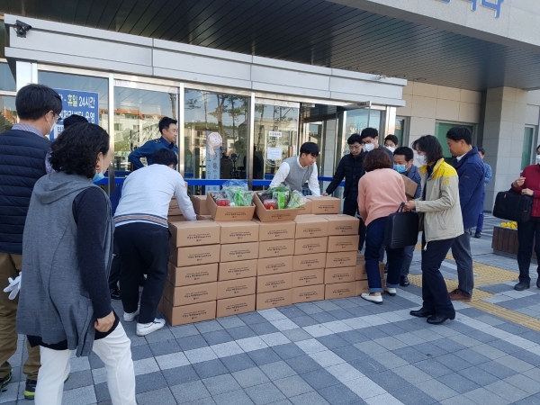8일 유성푸드통합지원센터 관계자들이 지역농산물꾸러미를 유성경찰서 직원들에게 전달하고 있다