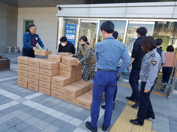 8일 유성푸드통합지원센터 관계자들이 지역농산물꾸러미를 유성경찰서 직원들에게 전달하고 있다