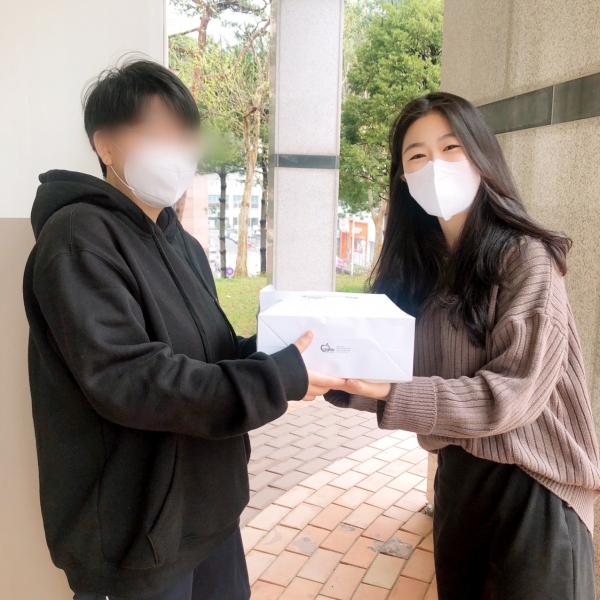 유성구 꿈드림 센터 관계자가 학교 밖 청소년에게 직접 도시락 전달