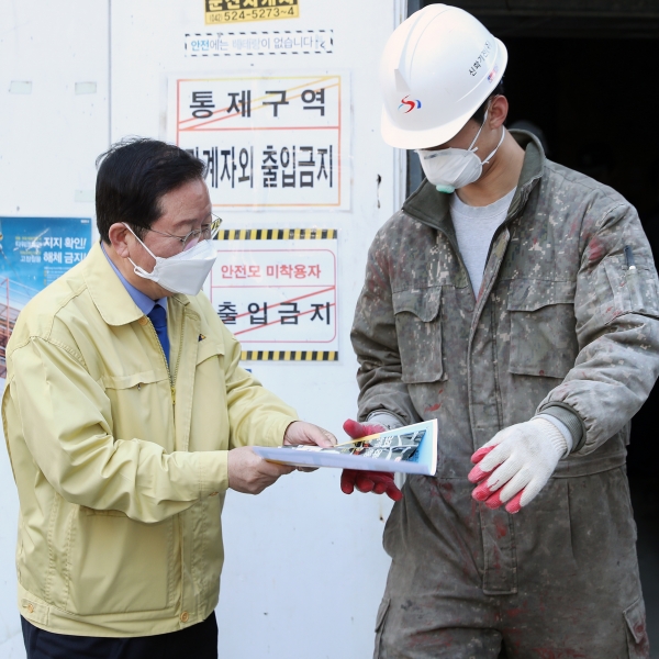 장종태 대전 서구청장이 8일 ‘건설근로자공제회 대전지사’와 함께, 둔산동 1310번지 생활형 숙박시설 건축공사 현장을 찾아 코로나19 확산 방지를 위한 캠페인을 진행했다.