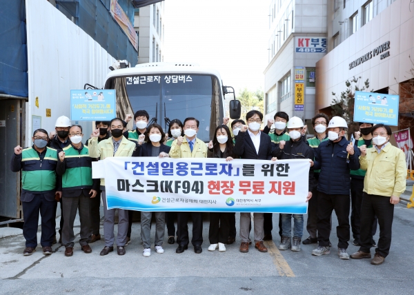 건축공사 현장을 찾아 코로나19 확산 방지를 위한 캠페인을 진행했다.